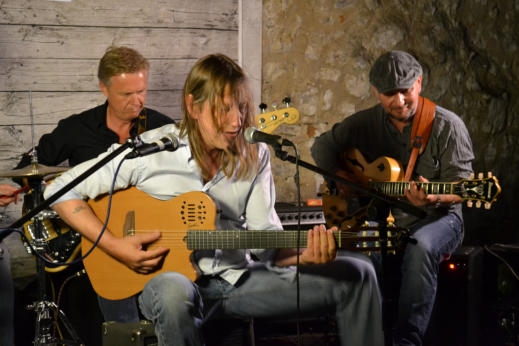 Edi Mayr mit Milchbart Band